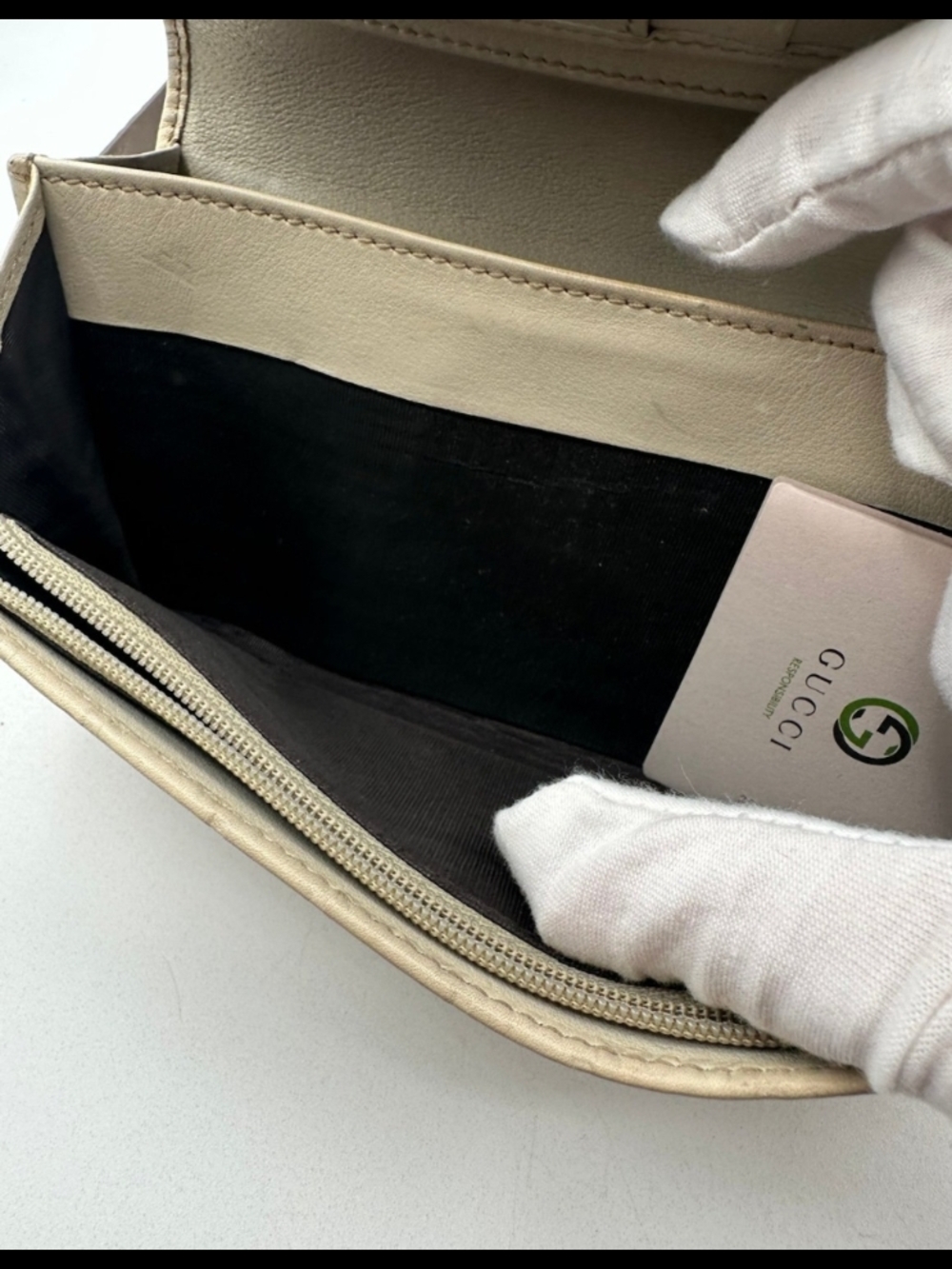 Gucci Beige Signature GG Continental Wallet with Gold Plaque - Picture 7 of 12